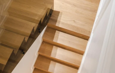 Podea și trepte din parchet