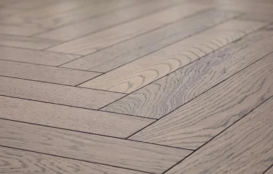 Parchetul Herringbone nu este doar o tendință, ci o adevărată declarație de stil