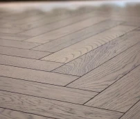 Parchetul Herringbone nu este doar o tendință, ci o adevărată declarație de stil